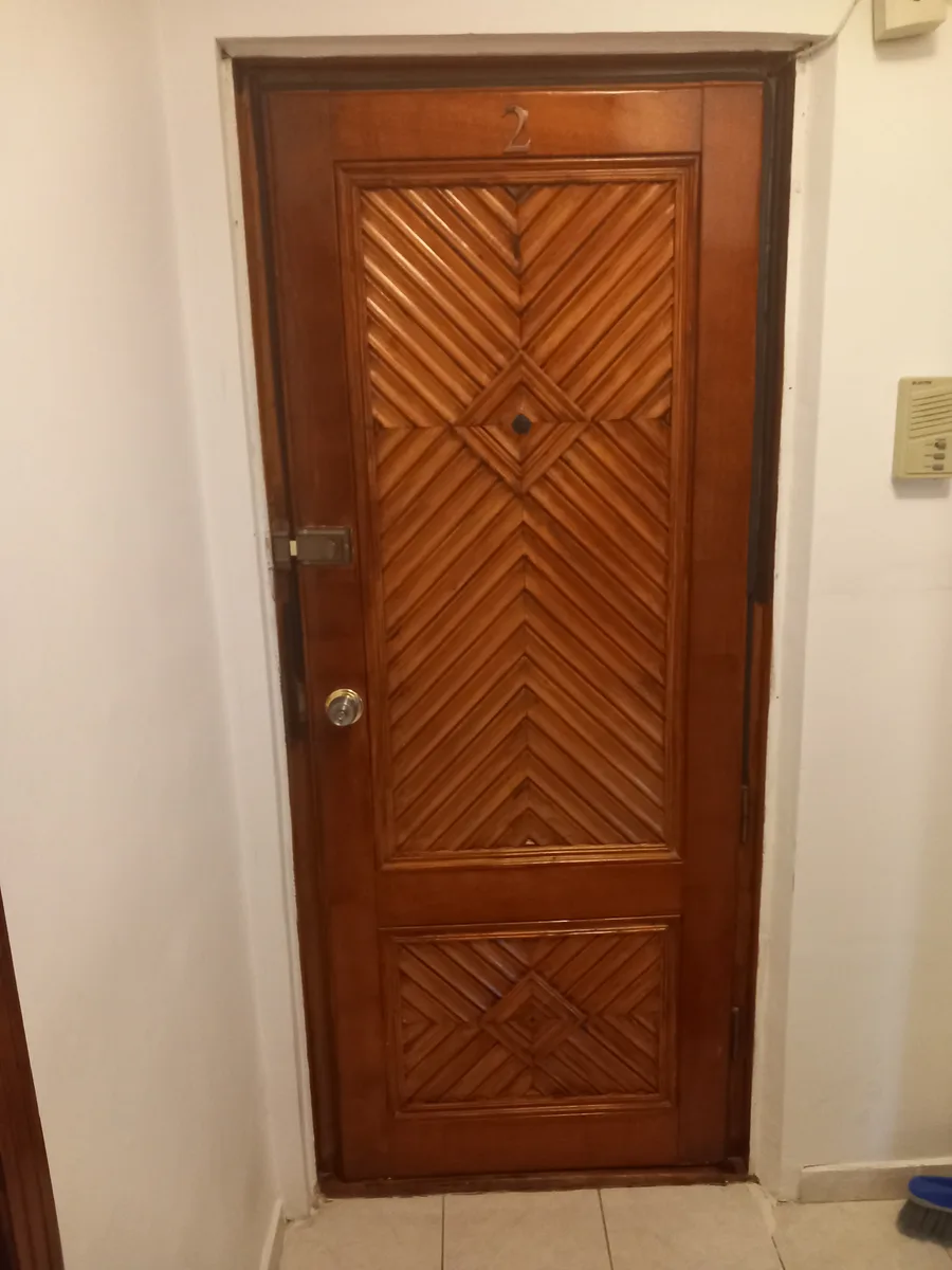 Vând usa din lemn pentru intrare apartament.
