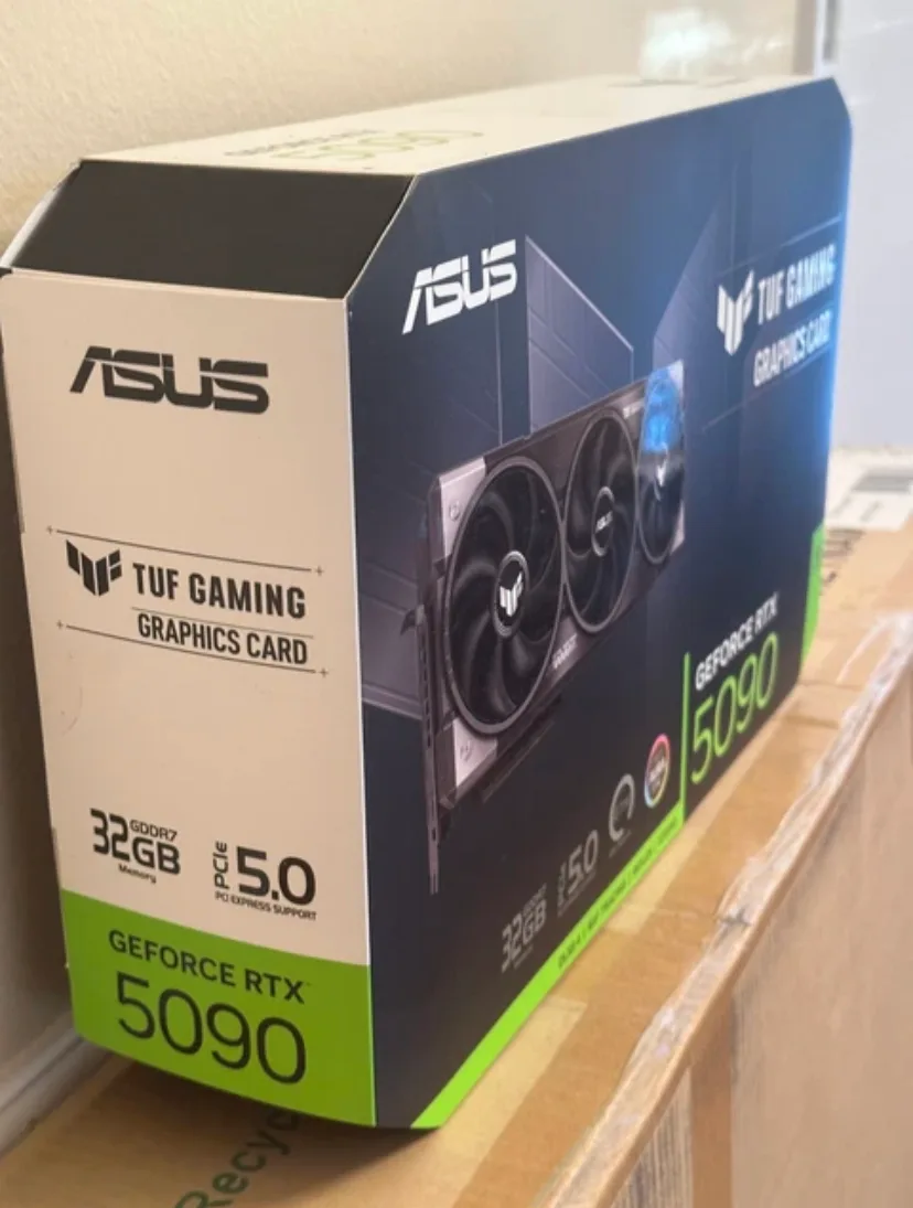 Placă video nouă ASUS GeForce RTX 5090 TUF Gaming OC Edition.