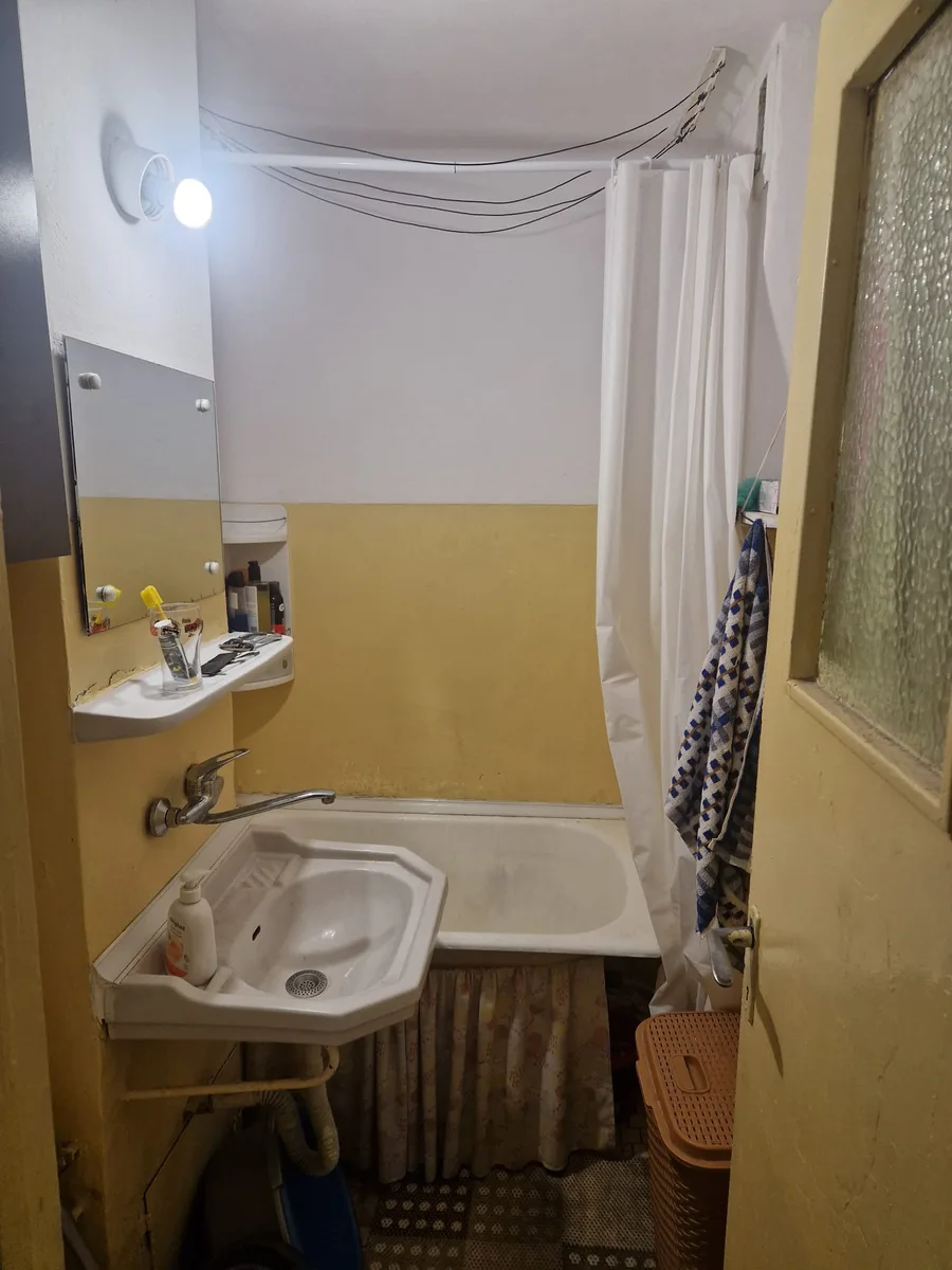 De vanzare apartament 4 camere 53,1 mp etaj 4/4 zona Baraolt Ploiesti Vest