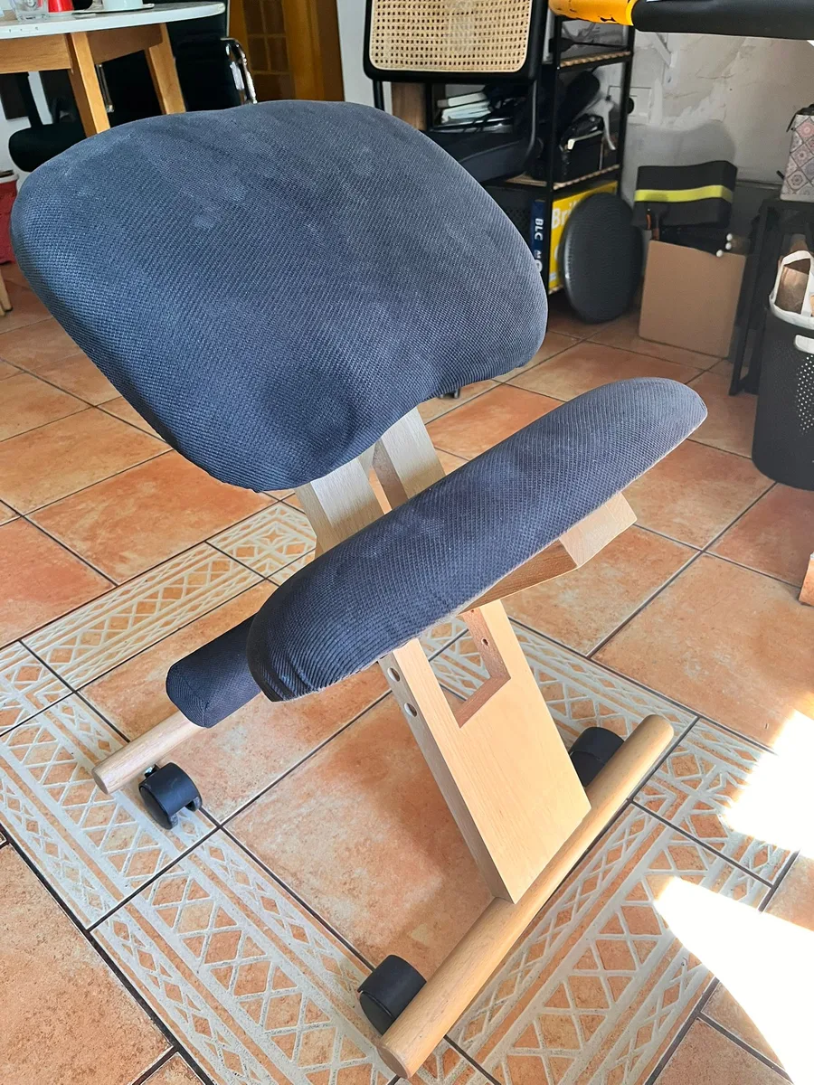 Scaun ergonomic postural cu suport pentru genunchi, fixare în 3 trepte, cu roți, din lemn, negru