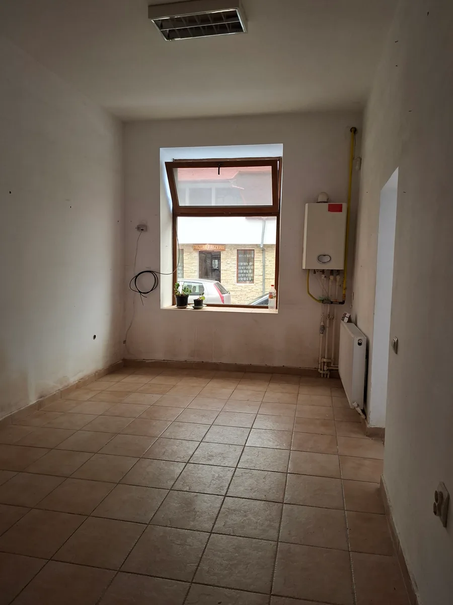Inchiriez 45 mp, ultracentral, birouri/servicii