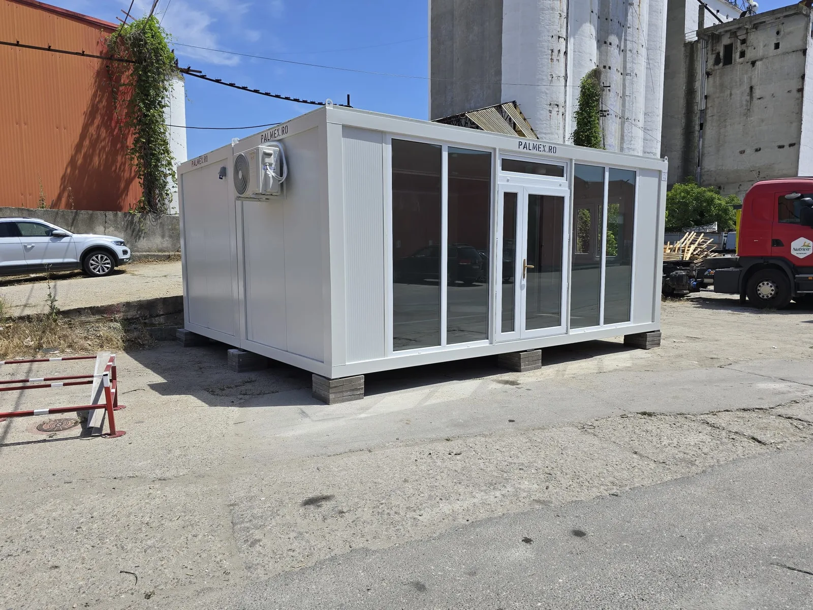 Container modular 6000x4800x2700 cu vitrina, ideal birou / magazin