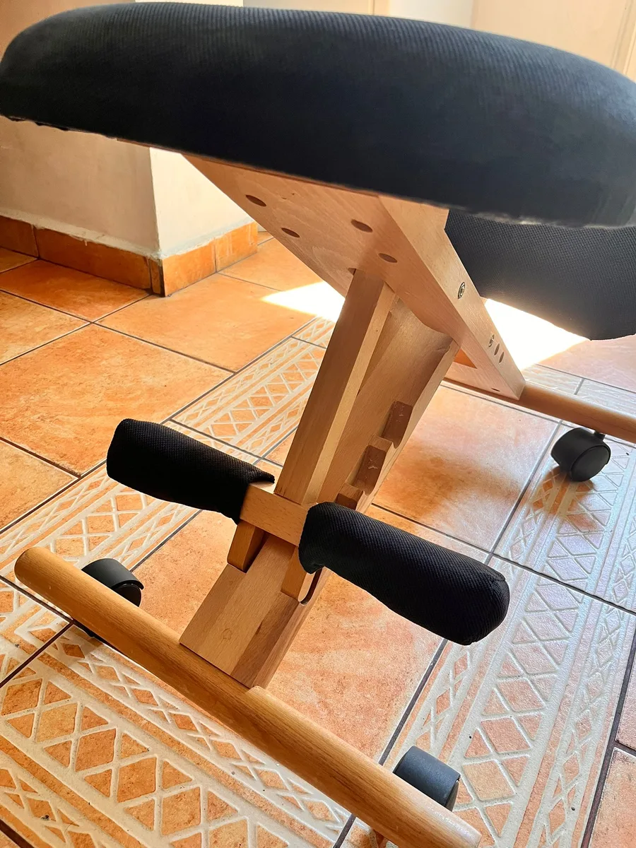 Scaun ergonomic postural cu suport pentru genunchi, fixare în 3 trepte, cu roți, din lemn, negru