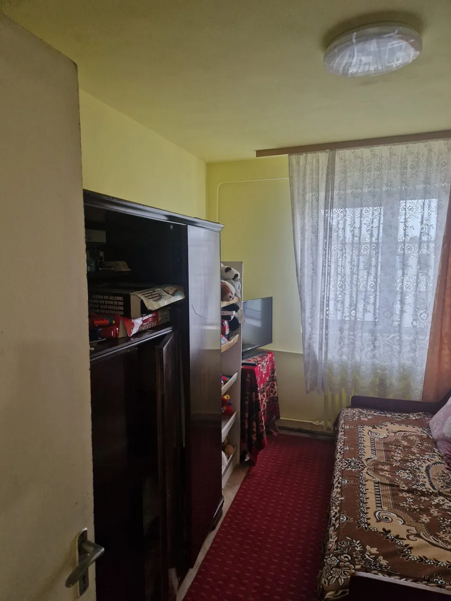 De vanzare apartament 4 camere 53,1 mp etaj 4/4 zona Baraolt Ploiesti Vest