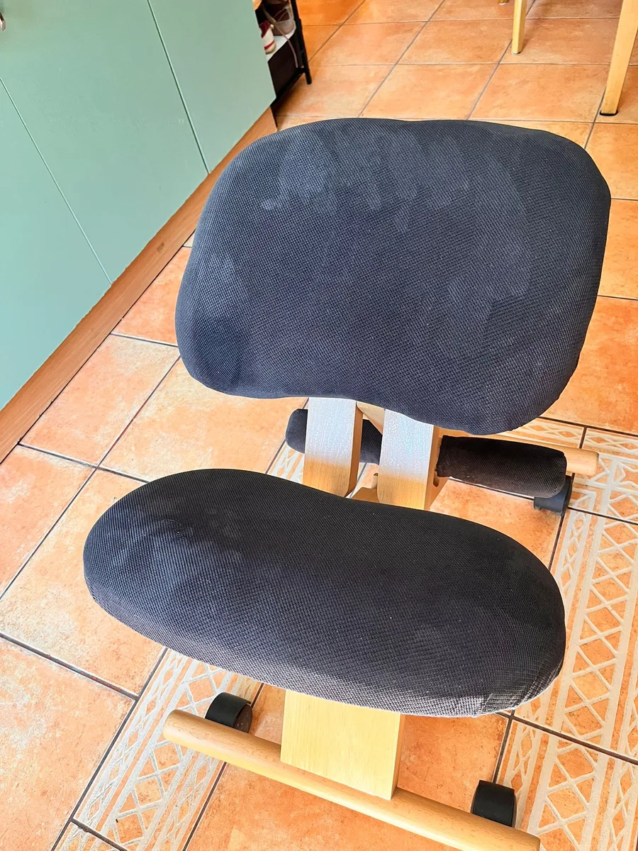 Scaun ergonomic postural cu suport pentru genunchi, fixare în 3 trepte, cu roți, din lemn, negru