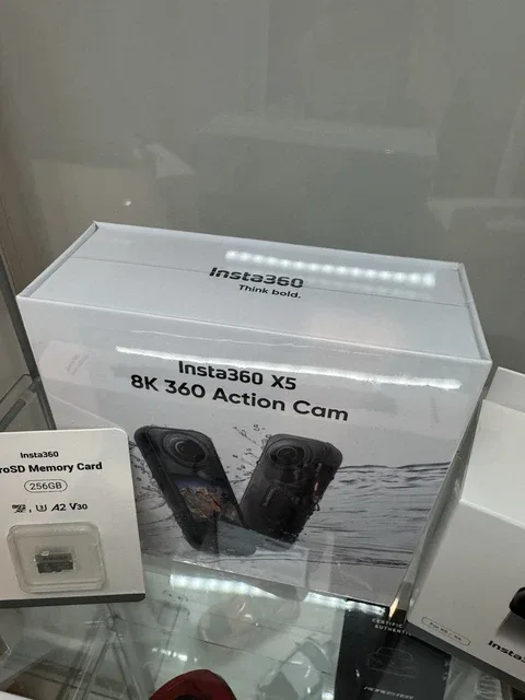 Cameră de acțiune INSTA360 X5 8K 360° nouă, sigilată, cu toate accesoriile și garanție.