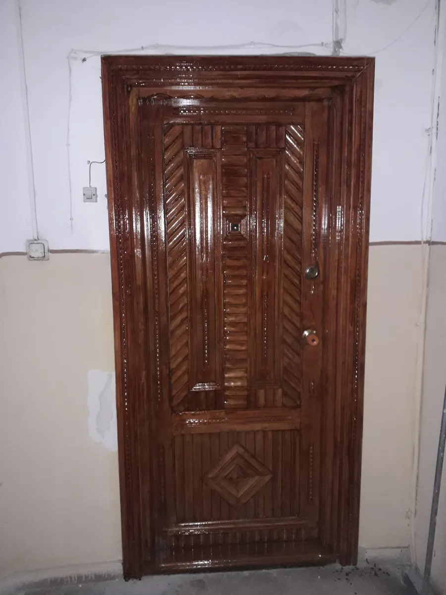 Vând usa din lemn pentru intrare apartament.