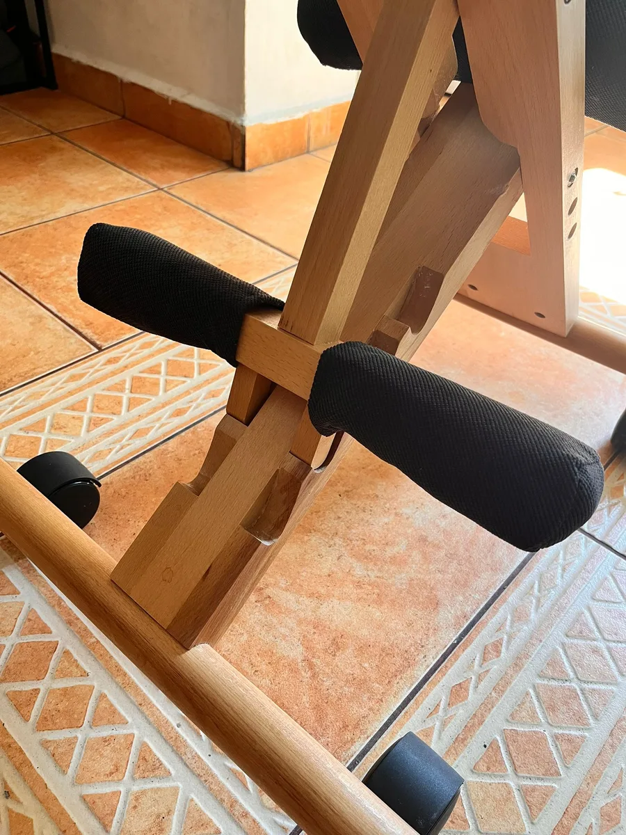 Scaun ergonomic postural cu suport pentru genunchi, fixare în 3 trepte, cu roți, din lemn, negru